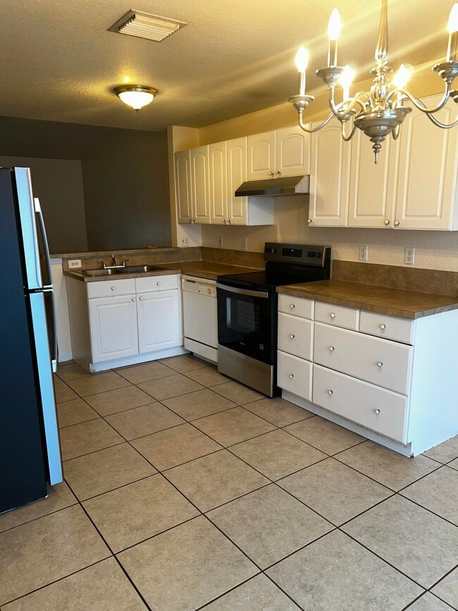 property at 2225 Laura Ln