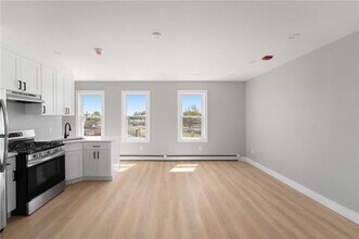 735 Broadway, 3F in Pawtucket, RI - Foto de edificio - Building Photo