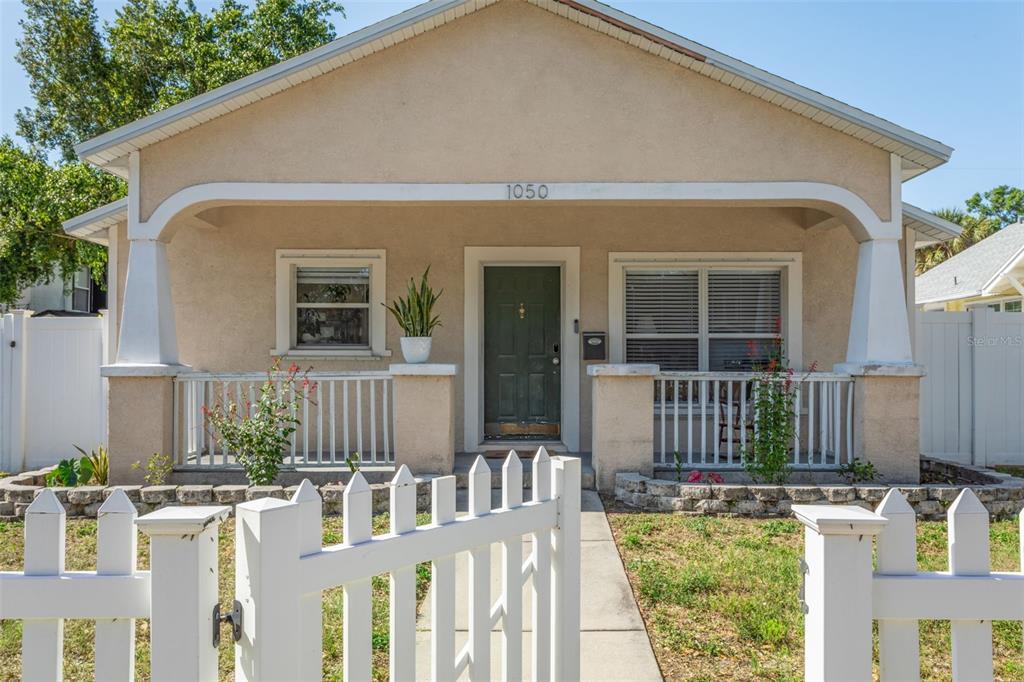 1050 22nd Ave N in St. Petersburg, FL - Building Photo