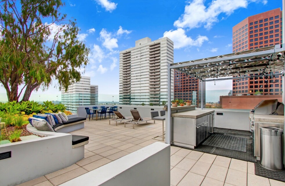 1168 S Barrington Ave in Los Angeles, CA - Building Photo