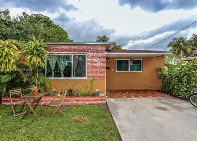 124 NW 6th Ave in Hallandale Beach, FL - Foto de edificio - Building Photo