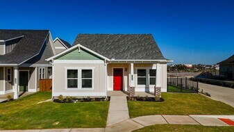 106 Cardinal Wds in Granbury, TX - Building Photo