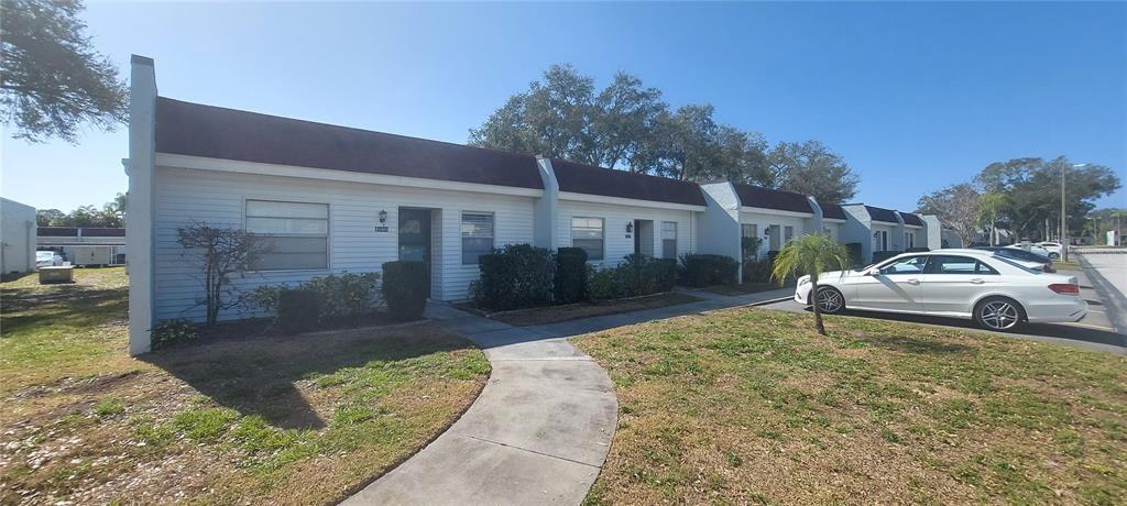 13850 Oakwood Ln in Seminole, FL - Building Photo