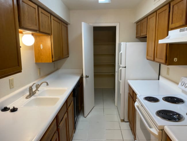 9700 Leawood Blvd in Houston, TX - Building Photo - Building Photo