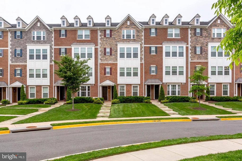 43985 Vaira Terrace in Chantilly, VA - Building Photo