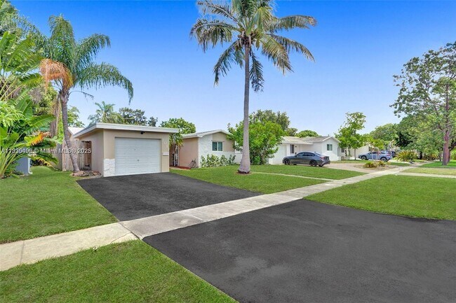 2011 N 49th Ave in Hollywood, FL - Building Photo - Building Photo