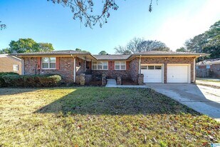 3338 Crescent Dr in Hueytown, AL - Building Photo