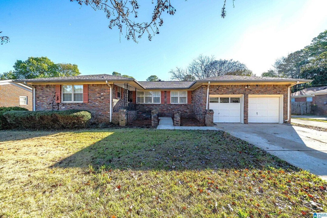 3338 Crescent Dr in Hueytown, AL - Building Photo