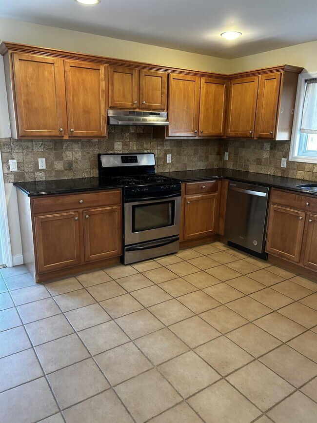62 Kirkwood Rd in Port Washington, NY - Building Photo - Building Photo