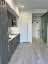 8 Cumberland St in Toronto, ON - Building Photo - Building Photo