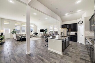 5215 Baroness Ln in Katy, TX - Foto de edificio - Building Photo