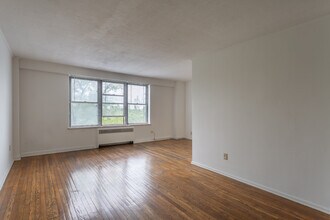 University Commons Apartments in Cleveland, OH - Building Photo - Interior Photo