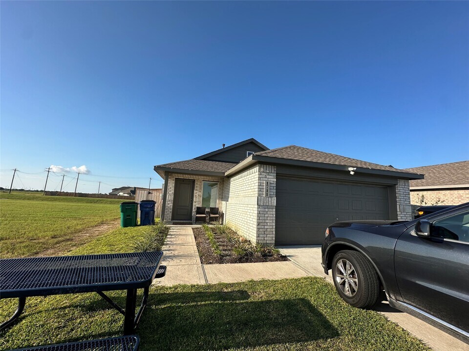 1723 Windrose Bnd in Angleton, TX - Building Photo