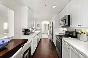 4 Firenze Ct in Newport Beach, CA - Building Photo