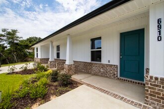 6910 Sea Turtle Cir in Navarre, FL - Building Photo - Building Photo