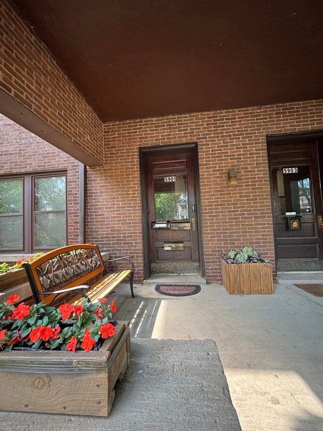 5901 W Race Ave in Chicago, IL - Foto de edificio - Building Photo