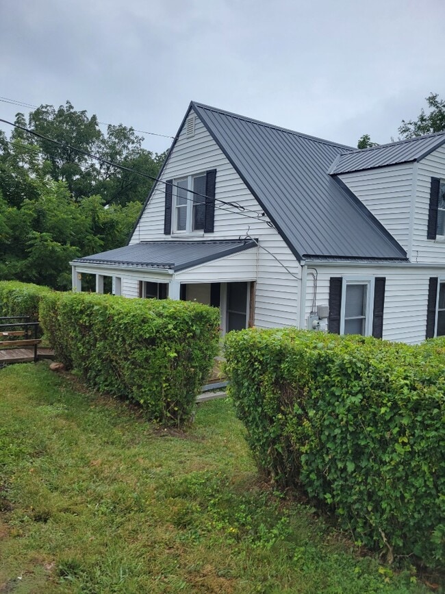 642 5th St NE in Pulaski, VA - Building Photo - Building Photo