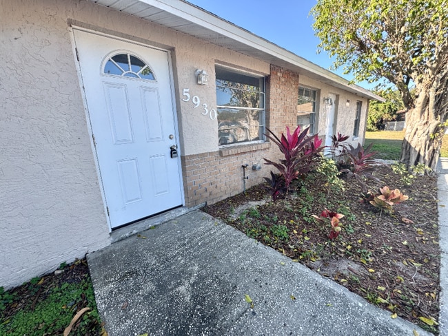 5928-5930 13th St Ct E in Bradenton, FL - Foto de edificio - Building Photo