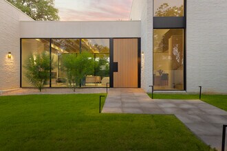 2106 Matthews Dr in Austin, TX - Foto de edificio - Building Photo