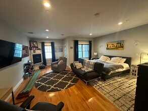 345 W Broadway, Unit 8 in Boston, MA - Building Photo - Building Photo