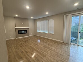 15372 200th Ave E in Bonney Lake, WA - Foto de edificio - Building Photo