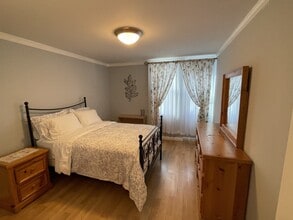 5271 Newcastle Ave in Encino, CA - Foto de edificio - Building Photo