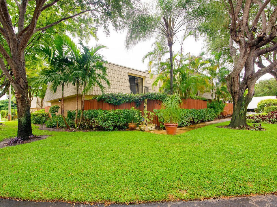 1700 Embassy Dr in West Palm Beach, FL - Building Photo
