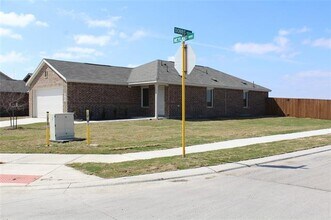 2100 Neyland Dr in Ennis, TX - Building Photo - Building Photo