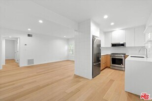 612 Huntley Dr in West Hollywood, CA - Building Photo