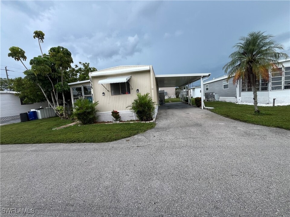 2035-2035 Seagrape Ct in Naples, FL - Building Photo