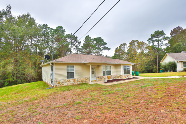 213 Pinoak Ct W in Crestview, FL - Foto de edificio - Building Photo