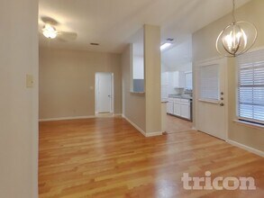 1027 Brittany Dr in Denton, TX - Building Photo - Building Photo