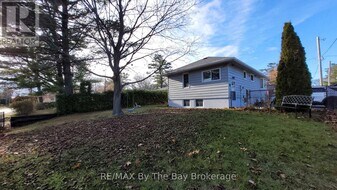 18 16th St S in Wasaga Beach, ON - Building Photo