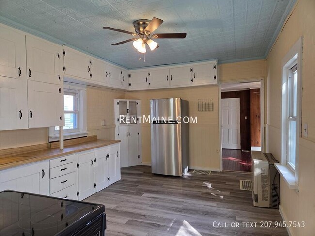 16 Kendall St in Augusta, ME - Foto de edificio - Building Photo