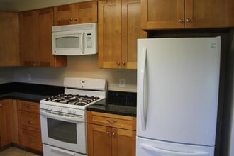 605 W Maple Ave in Sterling, VA - Building Photo - Building Photo