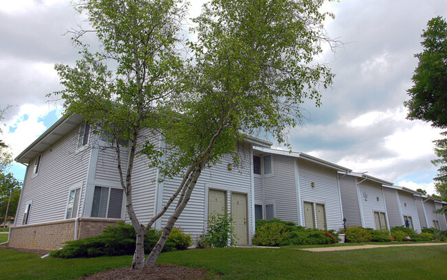 Willow Pond in Muskego, WI - Building Photo - Building Photo