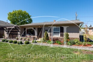 109 NE Cedar Ave in College Place, WA - Building Photo