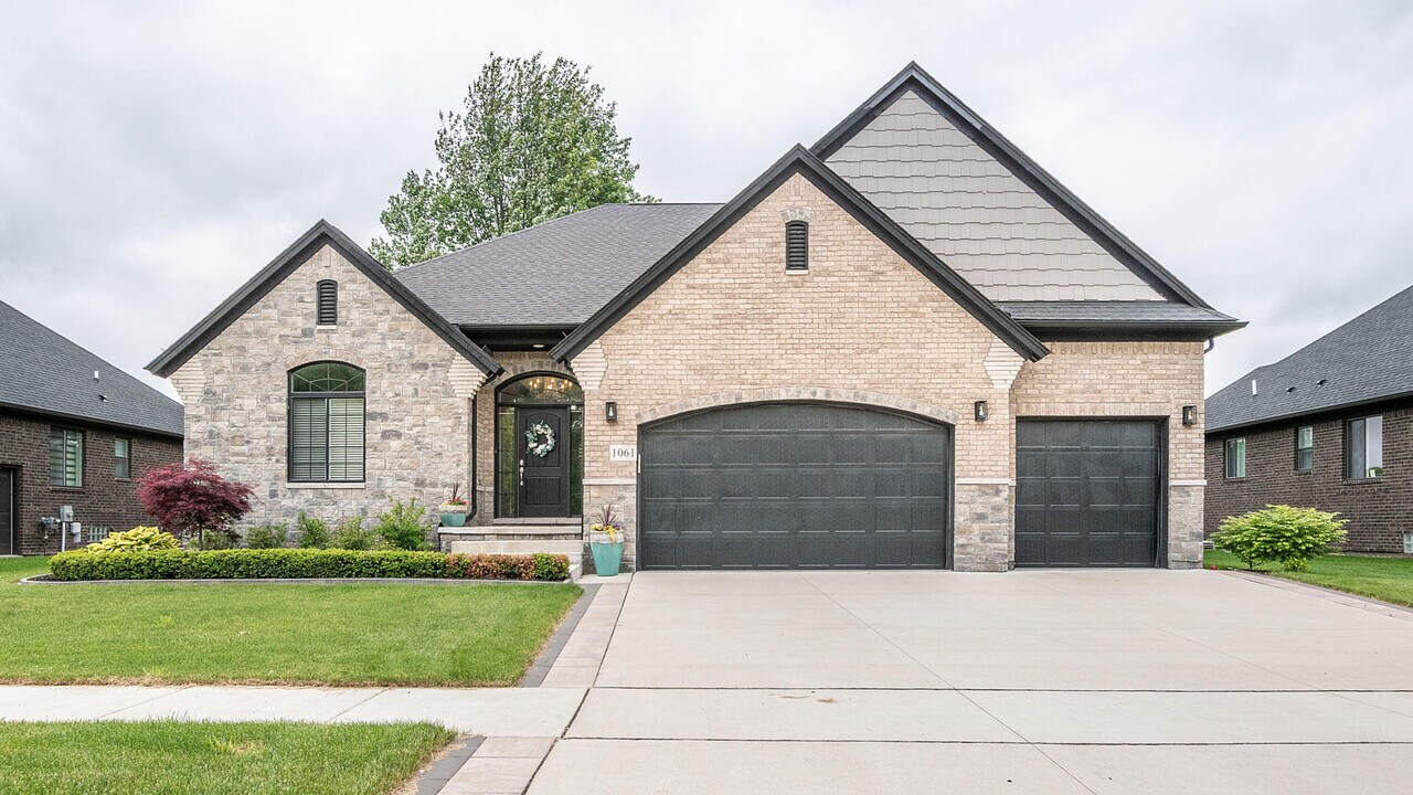 1061 Birkshire Ridge in Rochester Hills, MI - Building Photo