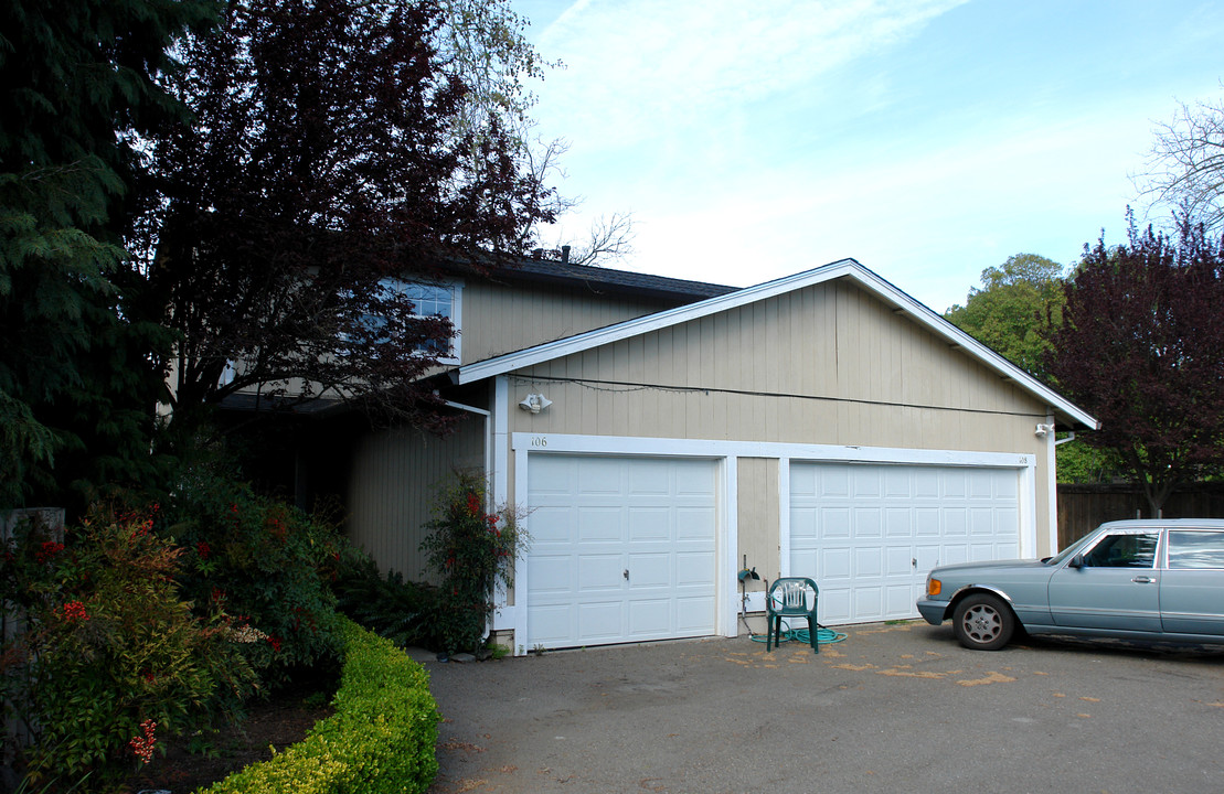 106 1st St in Healdsburg, CA - Building Photo