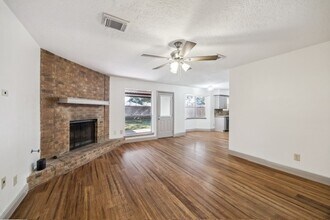 5915 Ray Dr in Pasadena, TX - Foto de edificio - Building Photo
