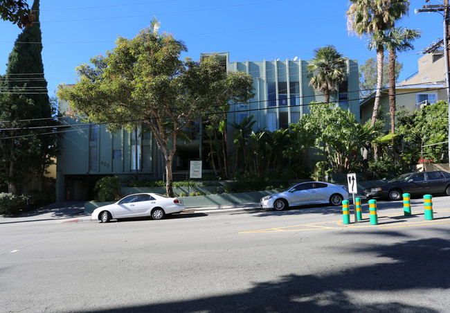 929 Larrabee Apartments in West Hollywood, CA - Foto de edificio - Building Photo