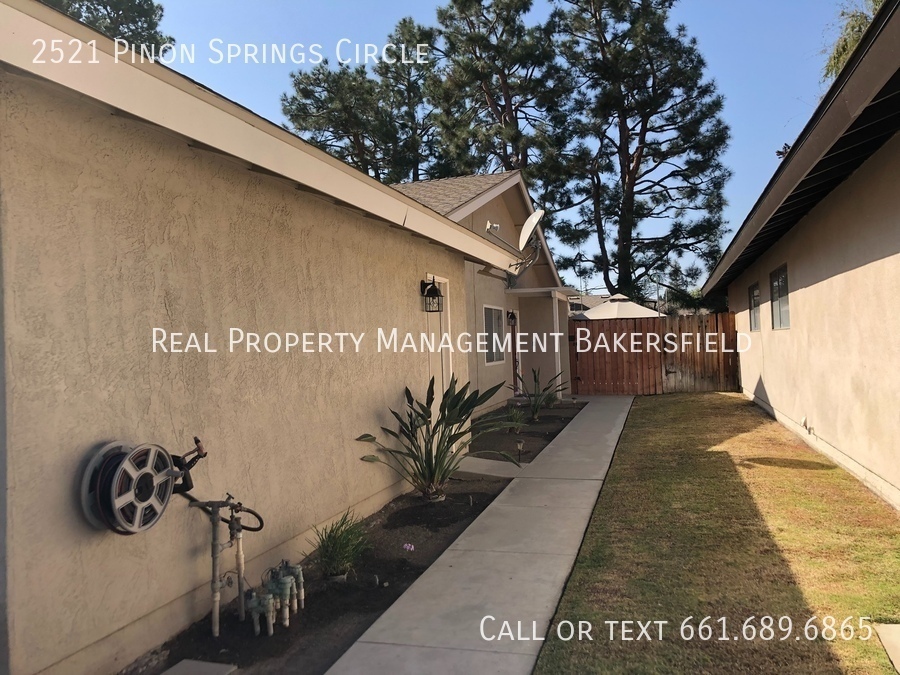 2521 Pinon Springs Cir in Bakersfield, CA - Building Photo