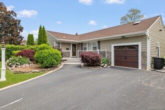 13 Colonial Ln in Bellport, NY - Building Photo - Building Photo