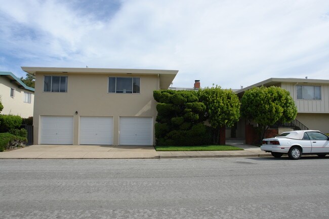 1702 Sequoia Ave in Burlingame, CA - Foto de edificio - Building Photo