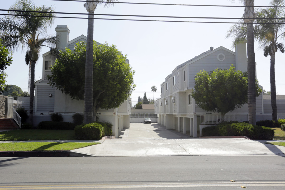 15642 Pasadena Ave in Tustin, CA - Foto de edificio