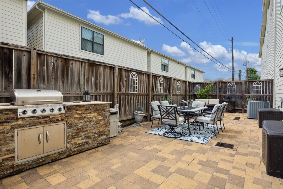 548 Westcross St in Houston, TX - Building Photo