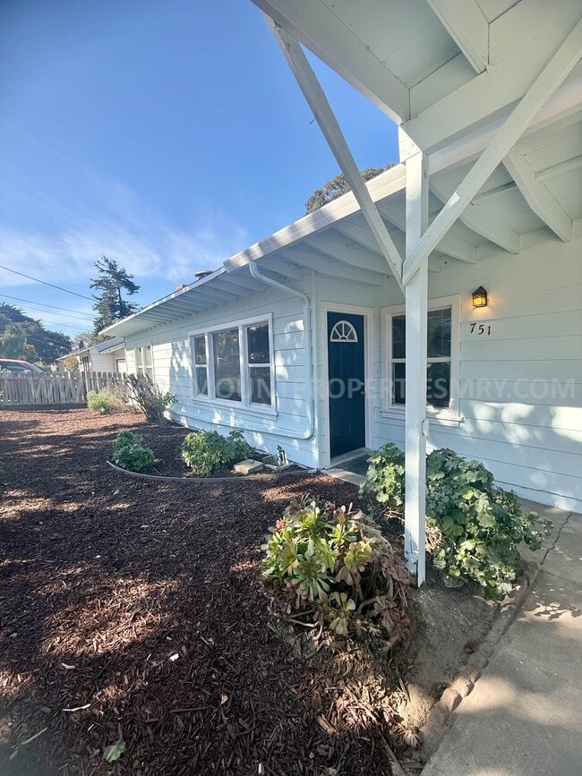 751 Airport Rd in Monterey, CA - Building Photo - Building Photo