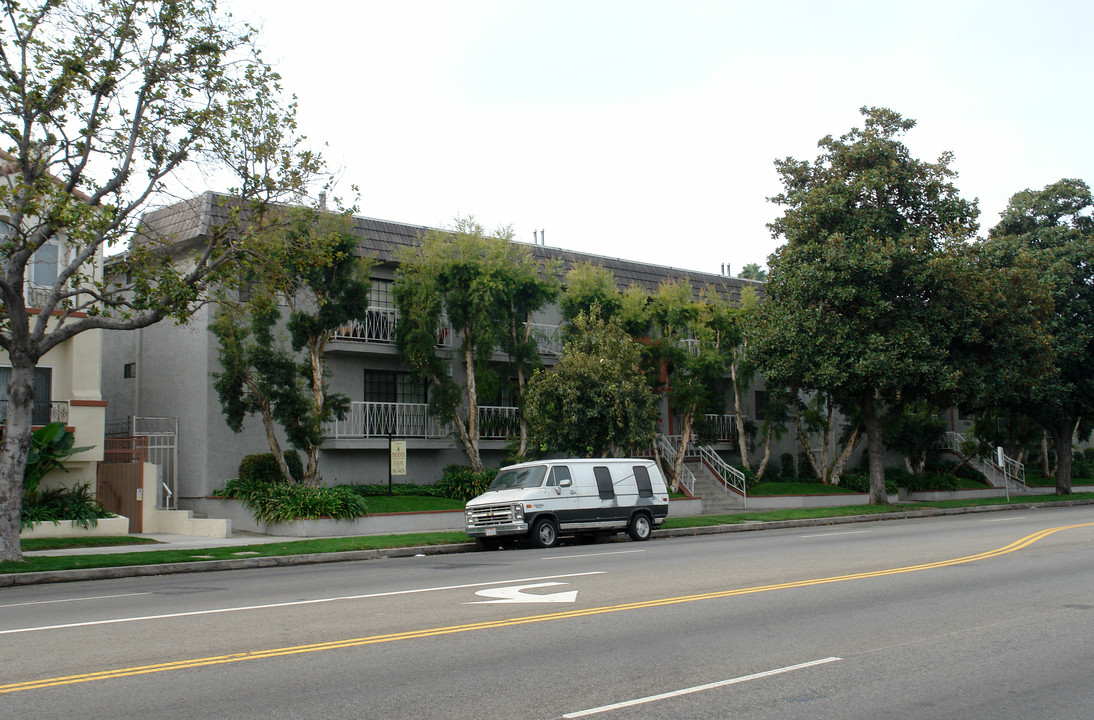 14814 Burbank Blvd in Van Nuys, CA - Foto de edificio