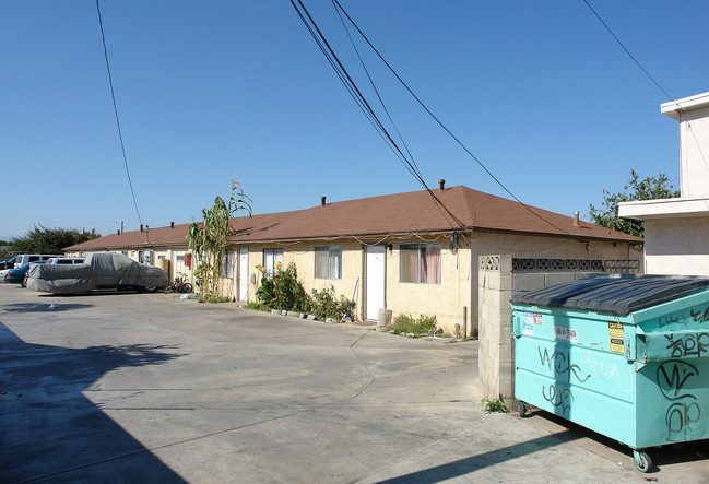 3735 Almond Dr in Oxnard, CA - Foto de edificio - Building Photo