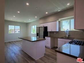 2335 1/2 S Crenshaw Blvd in Los Angeles, CA - Building Photo - Building Photo